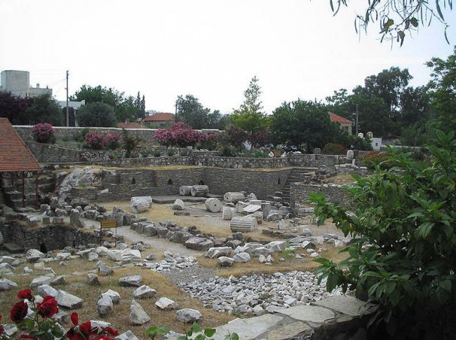 Простояв около 1500 лет, мавзолей царя Мавсола рухнула в результате сильного землетрясения, которое было в 12 веке