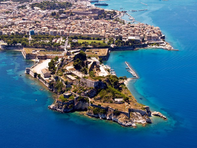 Корфу считается одним из первых островов, куда стали приезжать туристы, поэтому он характеризуется богатой и хорошо развитой инфраструктурой