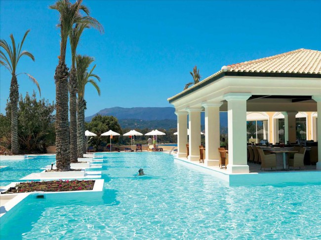 Великолепный гостиничный комплекс Grecotel Daphnila Bay & Thalasso расположен среди живописной рощи оливковых и сосновых деревьев, протянувшейся до тенистого пляжа