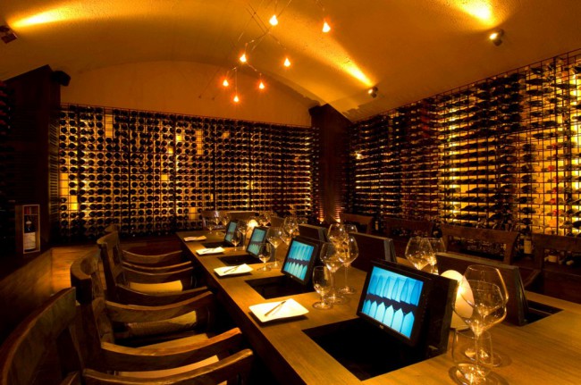 Небольшой Wine Cellar на 12 гостей, отделанный как настоящий винный погреб