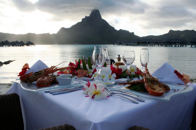 Расположение многих ресторанов позволяет во время трапезы любоваться незабываемыми видами острова Бора Бора