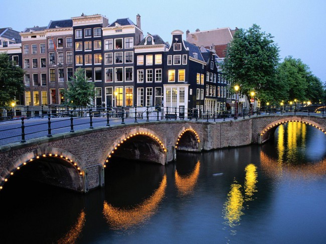 Дух старинного Амстердама витает на этих улочках