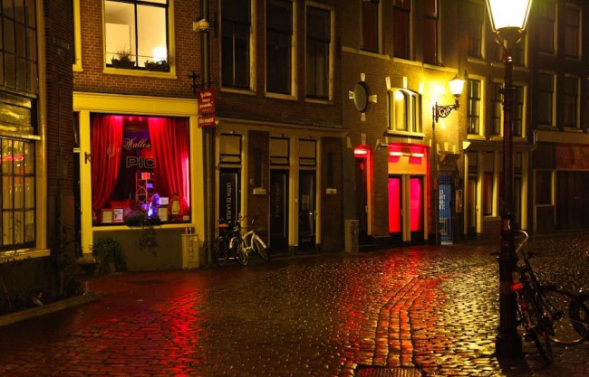 Ночные улицы Амстердама необыкновенно загадочны и романтичны