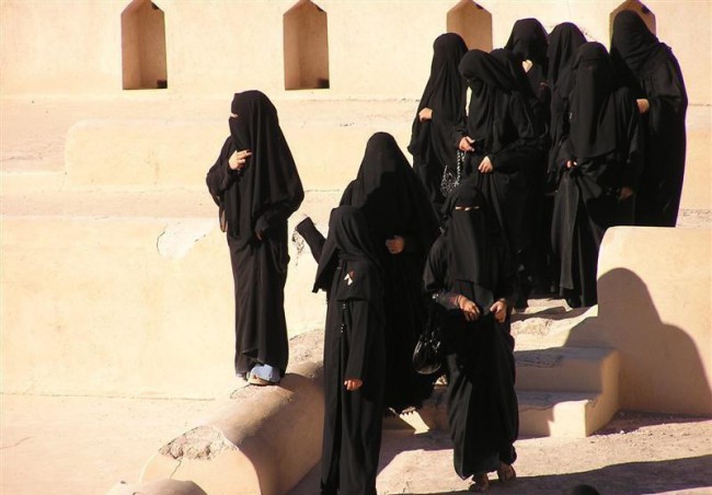 По законам ОАЭ девушки одеваются в закрытые одежды.