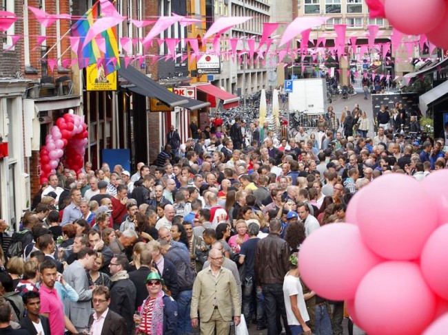 Районы Амстердама Warmoesstraat и Reguliersdwarsstraat являются местом паломничества геев со всего мира