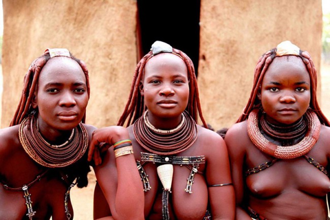 Женщины племени Химба мажут тело и волосы специальной мазью. Она поддерживает гигиену тела, защищает от насекомых и солнечных ожогов.