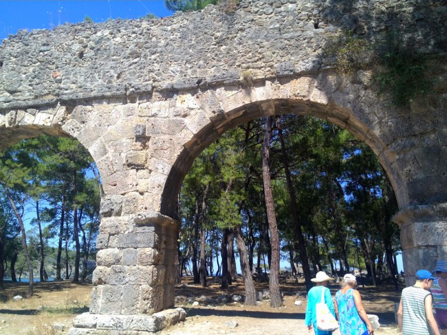 Остатки старого акведука - он первым встречает туристов