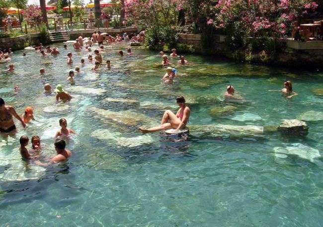 В бассейне так много народу, что плавать в нем невозможно, только передвигаться