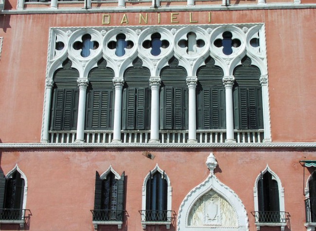 Отель расположен в самом сердце Венеции, он входит в список 500 лучших отелей