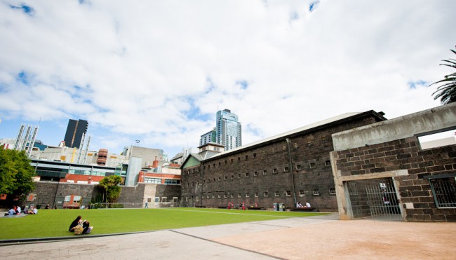 Музейный комплекс находится в каменном здании, расположенном за зданием Городского суда и Наблюдательной вышкой полицейского управления Мельбурна.