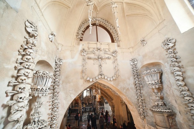 Стены церкви «украшены» множеством человеческих костей и черепов