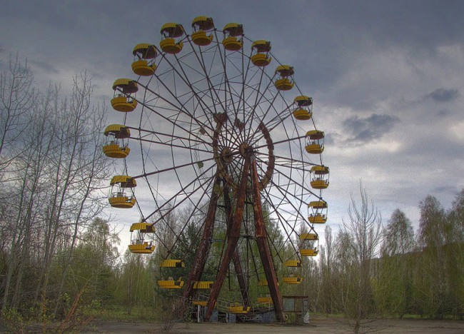 Колесо обозрения в бывшем центральном парке Припяти.