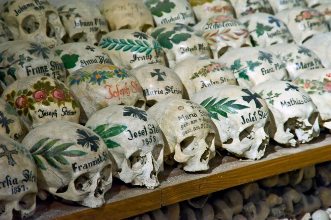 Художники подписывают кости покойника, нанося на них его имя, фамилию, бывшую профессию и дату смерти.