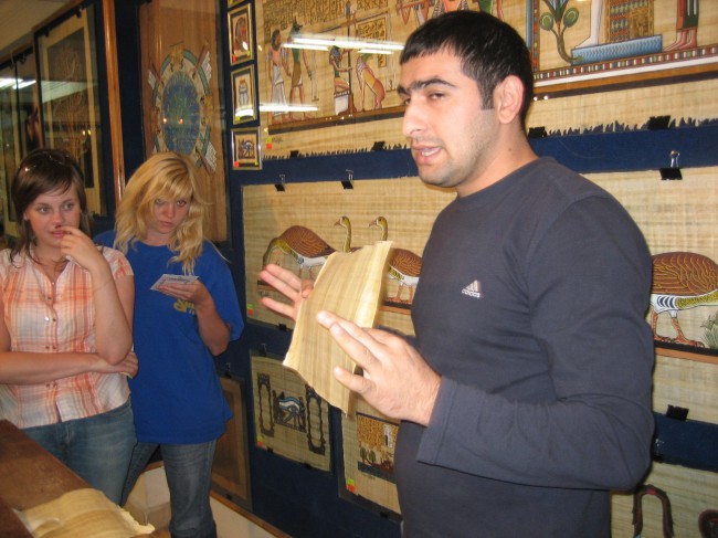 В Египте будьте осторожны с покупкой папируса. Настоящий папирус стоит дорого