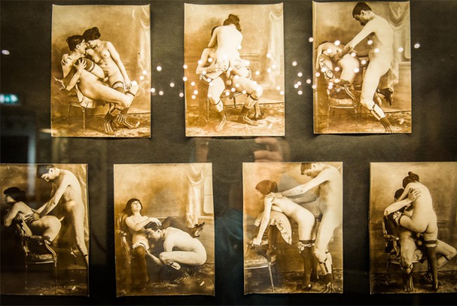 Большую часть экспозиции занимают эротические фотографии. Женщины на них натуральные, без признакованорексии