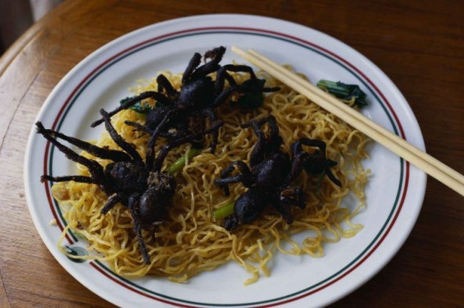 Фирменное блюдо городка Скуон. Особым деликатесом считается большой паук «а-пинт» - разновидность ядовитого тарантула.