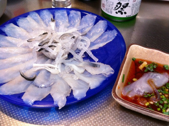 Фугу - очень красивое, но в тоже время и опасное блюдо
