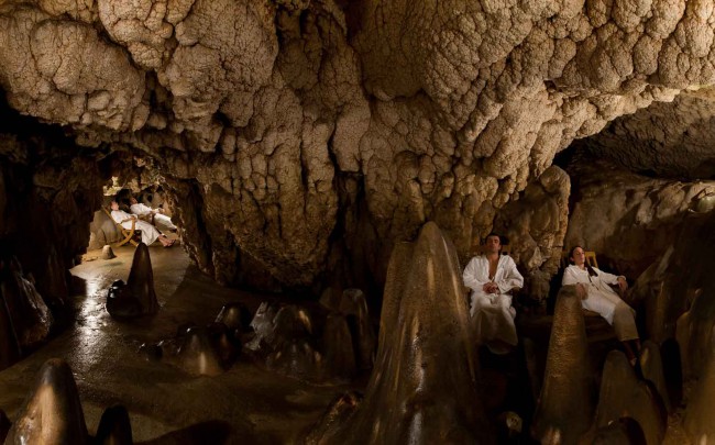 Своды пещер содержат целебные пары, которые укрепляют клетки кожи
