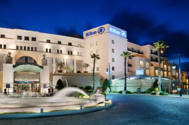 Роскошный отель Hiltoh Malta 5* расположен на живописном острове Мальта с его окон видно панораму Средиземного моря