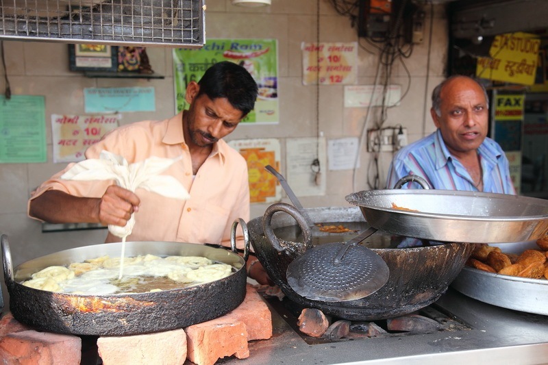 Кулинизм в индии это что. Прием пищи в Индии. Индийцы едят руками. Традиции приема пищи в Индии. Прием еды в Индии.