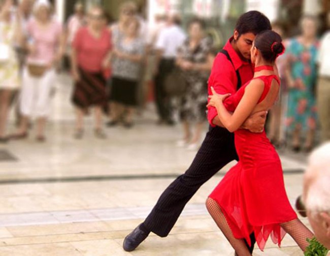 Солнечная танцевальная страна фламенко напрочь стерла со своей памяти пережитки прошлого и продолжает жить яркой, насыщенной жизнью