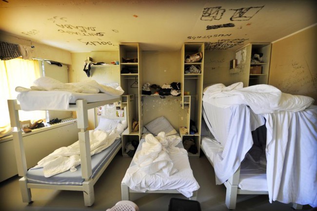 Обитаемые в камерах заключённые спят на белых постелях и регулярно проводят санитарно-гигиенические процедуры