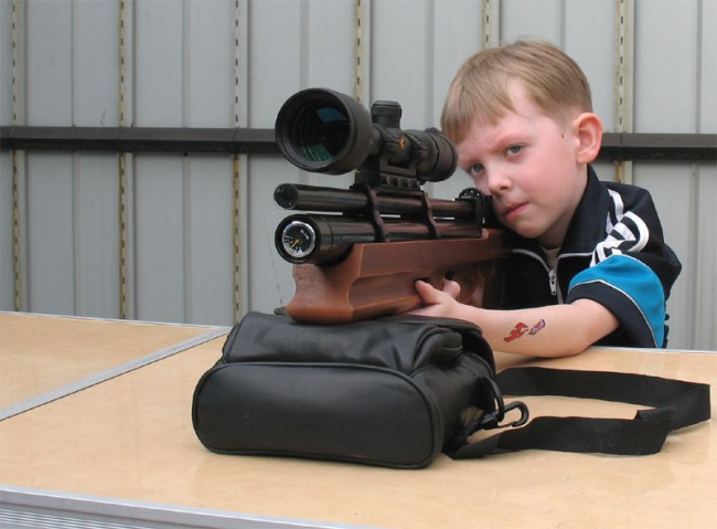 С раннего детства детям прививают навыки пользования прицельным орудием убийства