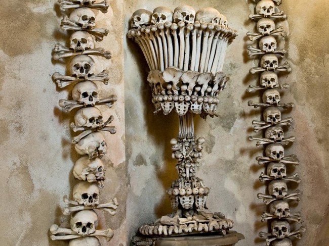 Изобилие костей давало простор для фантазии искусных мастеров