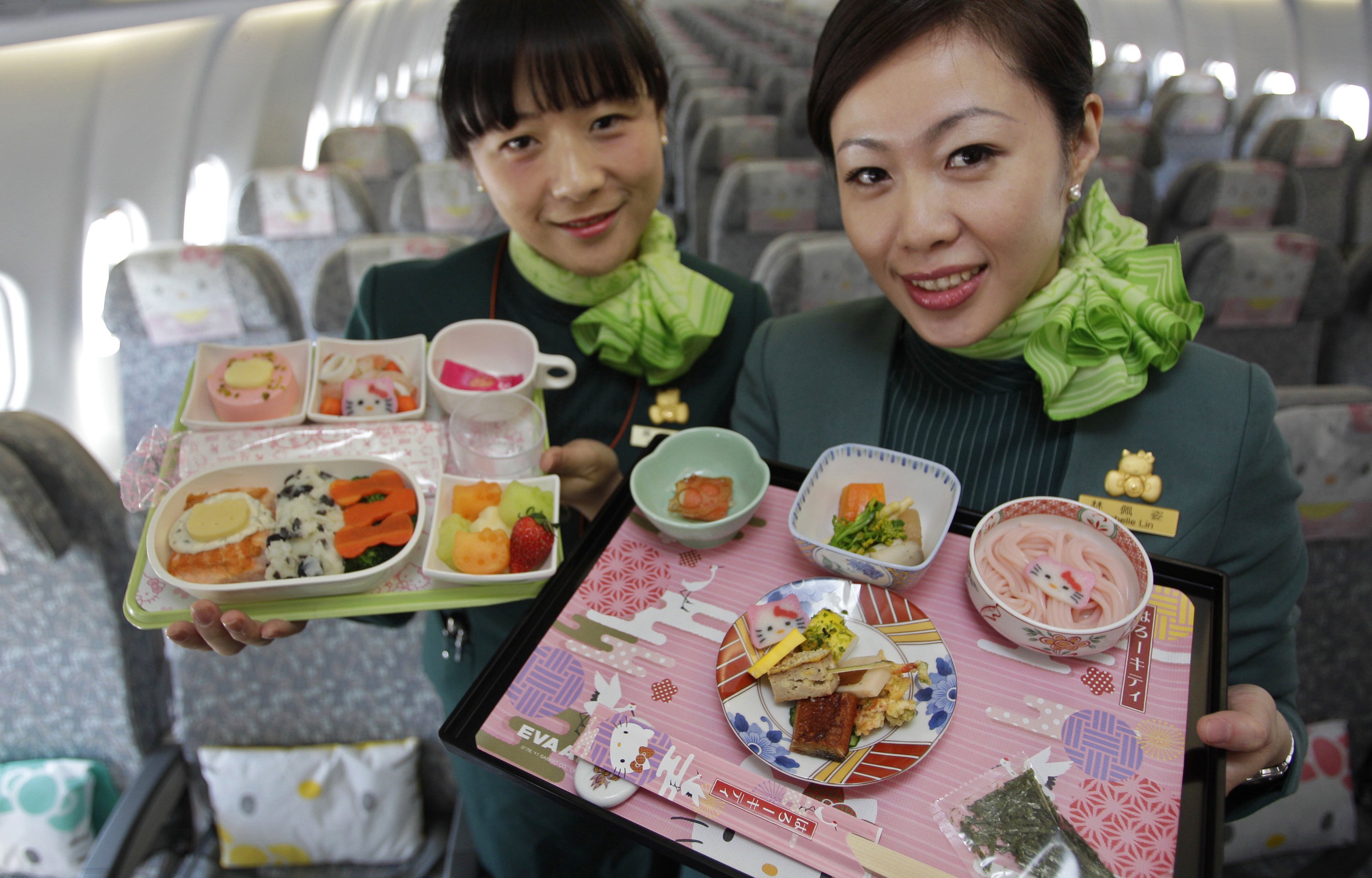Дети на борту самолета. Авиакомпания Хеллоу Китти. Еда в самолете. Еда в самолете для детей. Перекус в самолет.