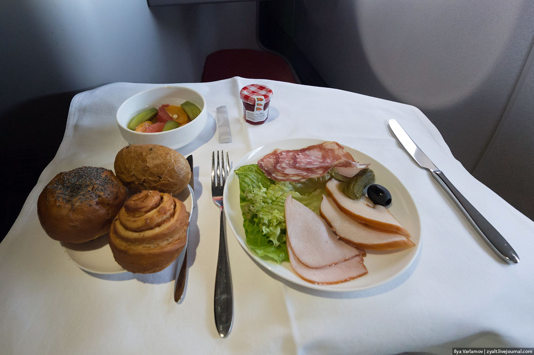 Предлагаю поужинать. Еда в самолете s7. Питание в самолете s7. S7 Airlines обеды эконом класса. Еда в полете.
