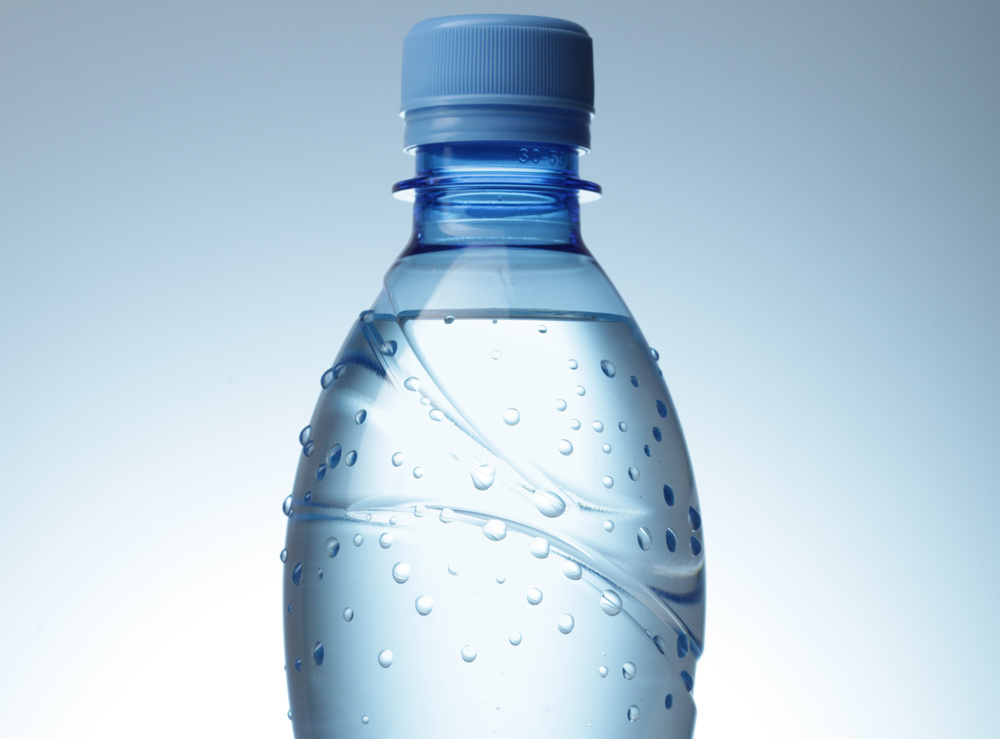 Если необходимо охладить бутылку с водой. Бутылка для воды. Бутылка воды с каплями. Вода обычная в бутылке. Текстура воды в бутылке.