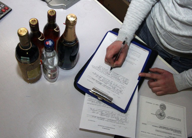 Помните, что на алкоголь у Вас необходим документ, подтверждающий его лицензию и законную покупку