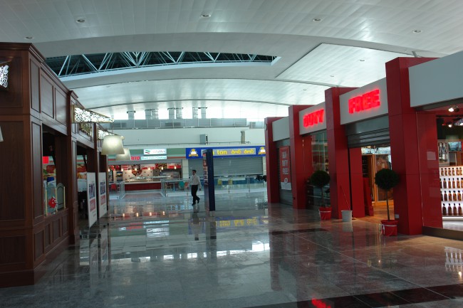 В Тбилиси прямо в аэропорту расположился гипермаркет всемирной сети алкогольных напитков