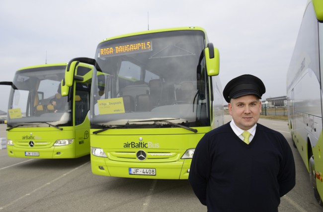 Фирменные автобусы доставляют пассажиров в высокий сезон перелётов