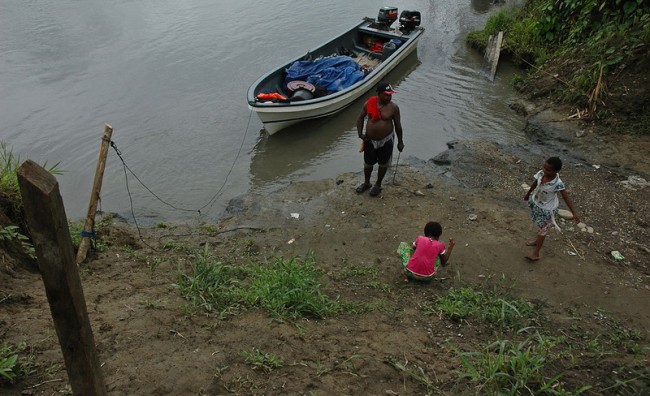 Бензин в Папуа доправляют на лодке, что и является основной причиной дороговизны