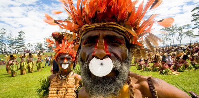 Перед появлением туристов современные папуасы наряжаются, дабы удивить и привлечь иностранцев