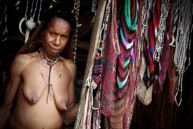 В Папуа, чужую жену можно купить за 10 свиней