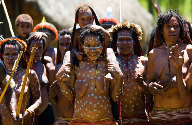 Папуаски наблюдают за белыми туристами