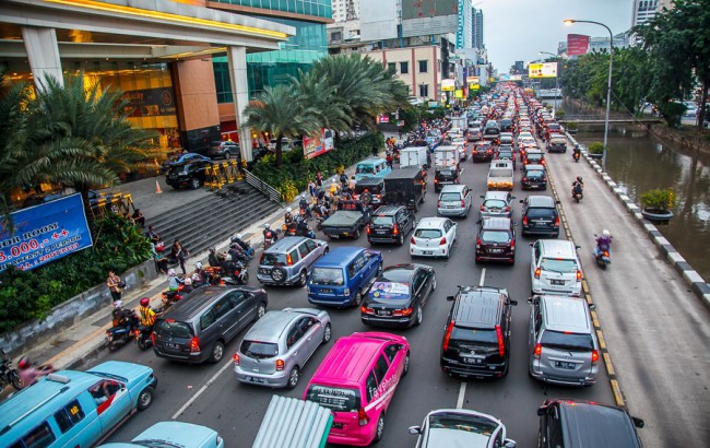 Автомобильное движение Джакарты в едином направлении