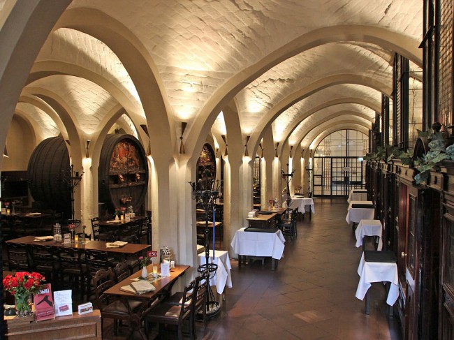 Дегустационный зал выдержан в ресторанном стиле