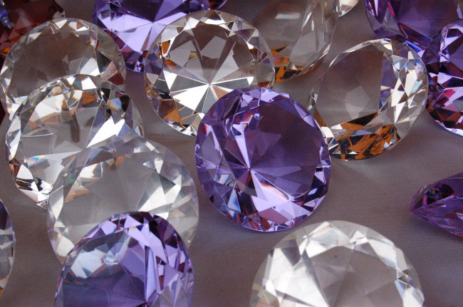 Настоящие бриллианты не пропускают сквозь себя солнечный луч