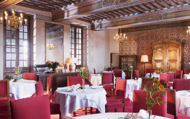 Королевский обеденный зал отеля Château De Gilly