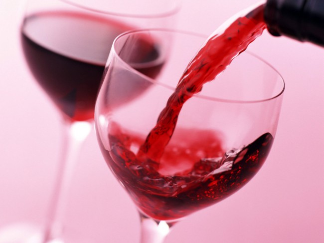 Чтобы почувствовать весь букет – нельзя пить вино большими глотками, для начала вдохните доносящийся из бокала аромат