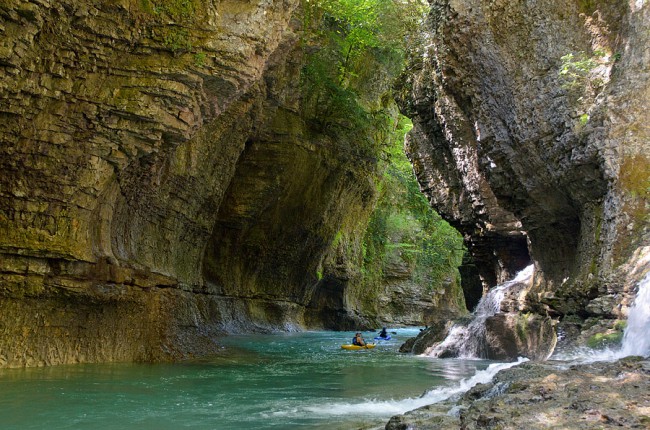 Для любителей раскопок будет интересно посетить природные пещеры Цкалтубо и Сатаплиа, которые тянутся на десятки километров с подземными озерами и реками