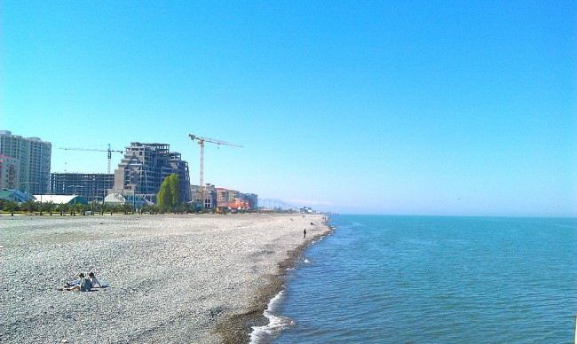 Грузия, Батуми – солнечное утро, спокойное море и чистый пляж