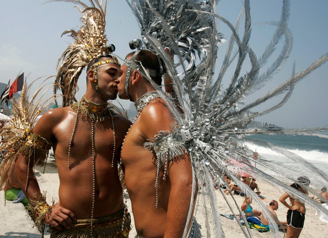 Бразилия обязалась выдавать однополым парам полноценные свидетельства о браке