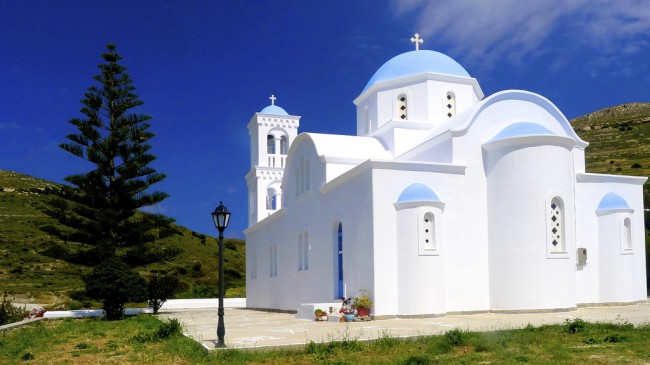 Около 98% населения Греции исповедует православие. В стране масса религиозных праздников. При этом церковь Греции не отделена от государственных институтов