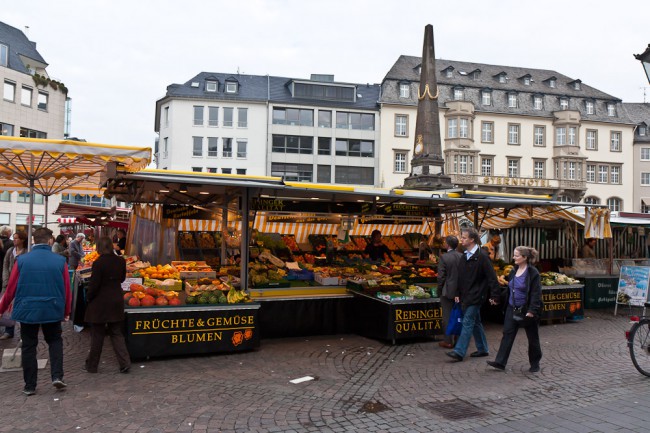 Воскресный фермерский рынок на центральной площади г. Бонн