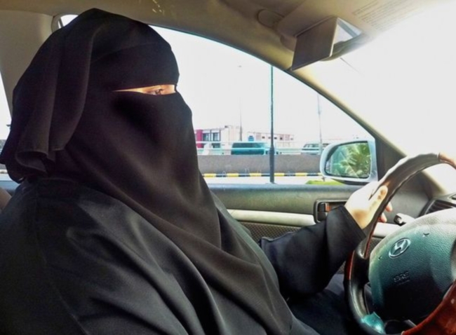 В Саудовской Аравии женщинам неможно ездить в машинах.