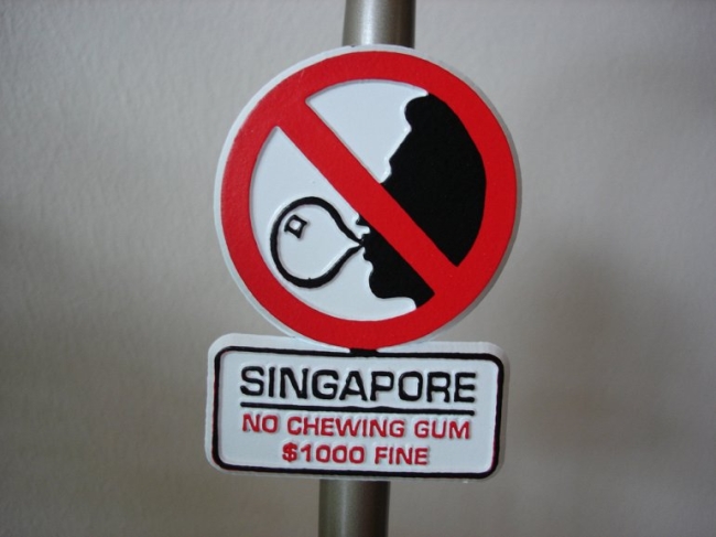 Сингапур, штраф 500 доларов за пожевать жувачку.